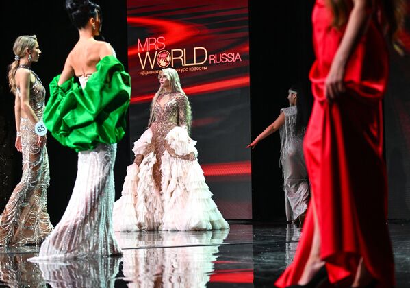 نهائيات مسابقة الجمال والأمومة العاشرة لعموم روسيا &quot;سيدة روسيا في العالم&quot; في قاعة الحفلات الموسيقية &quot;Planet KVN&quot; في موسكو. - سبوتنيك عربي