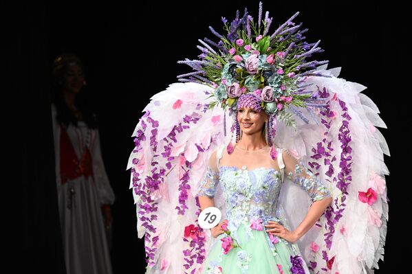 تشارك سفيتلانا تشيرماشينتسيفا (فورونيج) في نهائيات مسابقة الجمال والأمومة العاشرة لعموم روسيا &quot;سيدة روسيا في العالم&quot; على مسرح قاعة الحفلات الموسيقية &quot;Planet KVN&quot; في موسكو. - سبوتنيك عربي