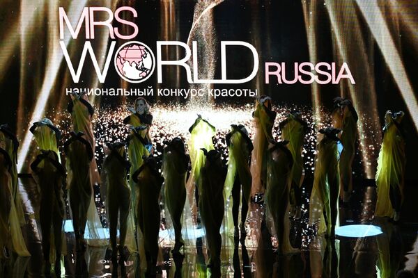 المشاركات في نهائيات مسابقة الجمال والأمومة العاشرة لعموم روسيا &quot;سيدة روسيا في العالم&quot; على مسرح قاعة الحفلات الموسيقية &quot;Planet KVN&quot; في موسكو. - سبوتنيك عربي