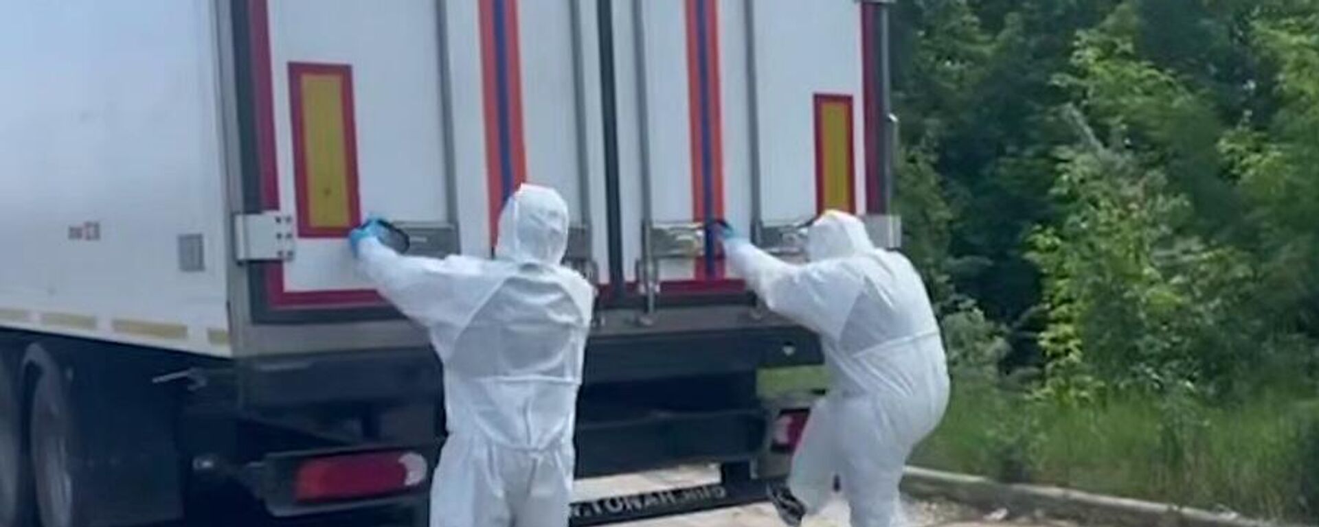 شاحنات روسية مبردة تنقل جثث الجنود الأوكران لتسليمها للجانب الأوكرناني الذي تخلف عن تسلمها بتاريخ 07.06.2025 - سبوتنيك عربي, 1920, 15.06.2025