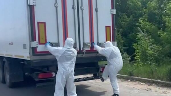 شاحنات روسية مبردة تنقل جثث الجنود الأوكران لتسليمها للجانب الأوكرناني الذي تخلف عن تسلمها بتاريخ 07.06.2025 - سبوتنيك عربي