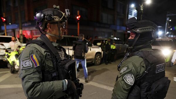 تقف الشرطة حراسة خارج مستشفى ميديسينترو، حيث يتلقى السيناتور الكولومبي والمرشح الرئاسي، ميغيل أوريبي، العلاج بعد إطلاق النار عليه خلال تجمع انتخابي في بوغوتا، كولومبيا، 7 يونيو/ حزيران 2025 - سبوتنيك عربي