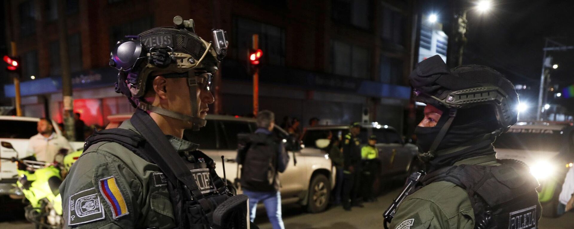 تقف الشرطة حراسة خارج مستشفى ميديسينترو، حيث يتلقى السيناتور الكولومبي والمرشح الرئاسي، ميغيل أوريبي، العلاج بعد إطلاق النار عليه خلال تجمع انتخابي في بوغوتا، كولومبيا، 7 يونيو/ حزيران 2025 - سبوتنيك عربي, 1920, 20.10.2025