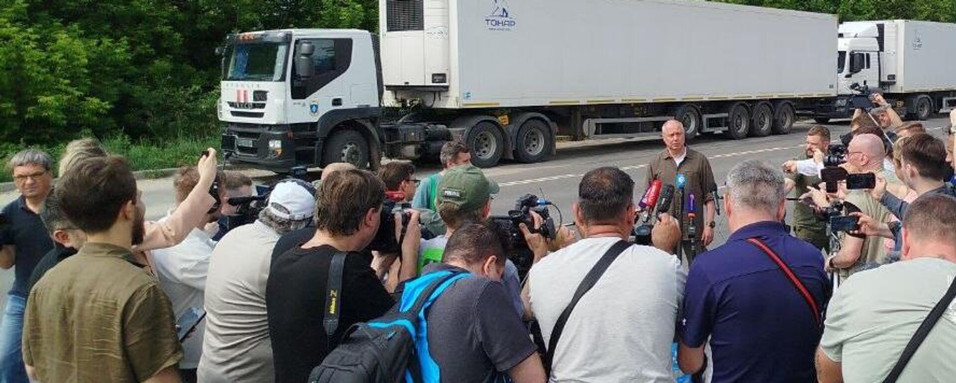 صحفيون لوسائل إعلام أجنبية أمام الشاحنات التي تحمل جثث الجنود الأوكرانيين التي رفض نظام كييف تسلمها - سبوتنيك عربي, 1920, 08.06.2025