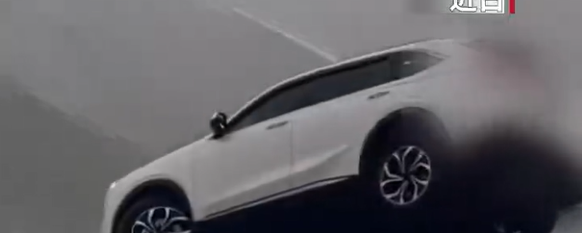 لحظة انقاذ سيارة قبل سقوطها في جرف عميق... فيديو - سبوتنيك عربي, 1920, 08.06.2025