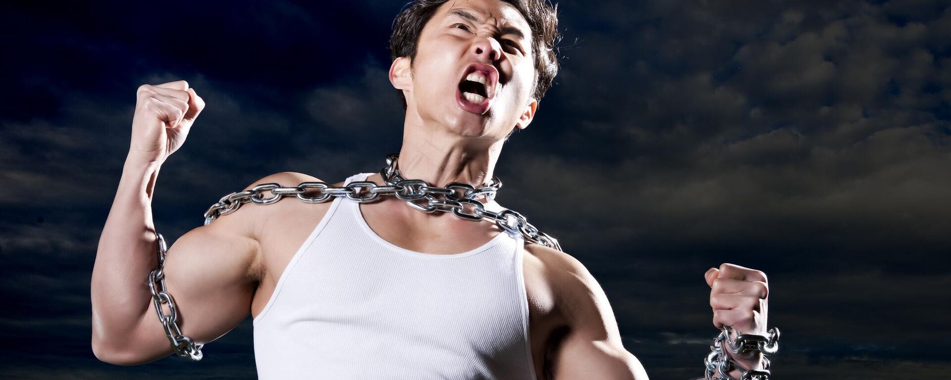 شاب مقيد بسلاسل - سبوتنيك عربي, 1920, 08.06.2025