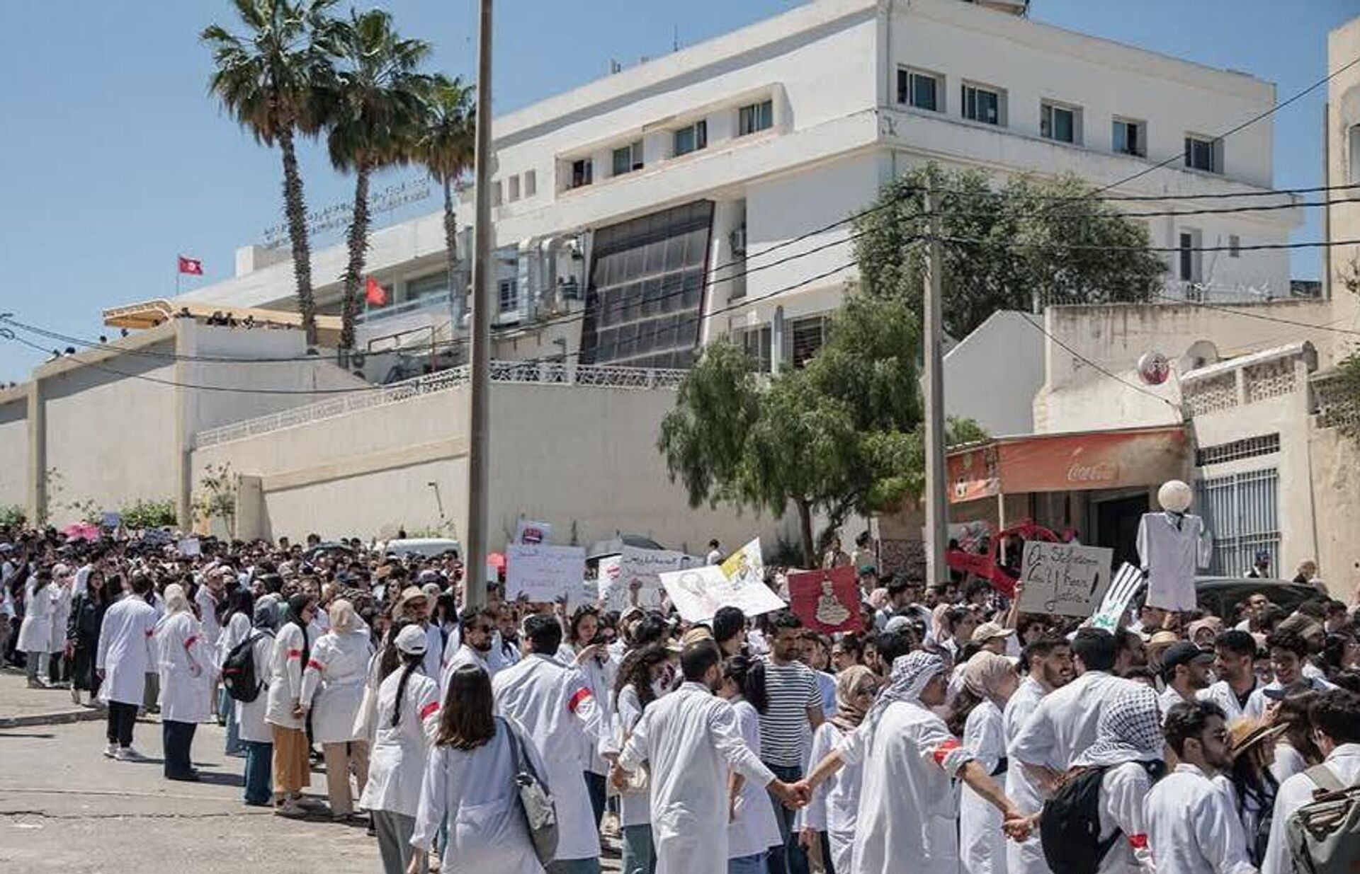 احتجاجات الأطباء الشبان التونسيين - سبوتنيك عربي, 1920, 08.06.2025