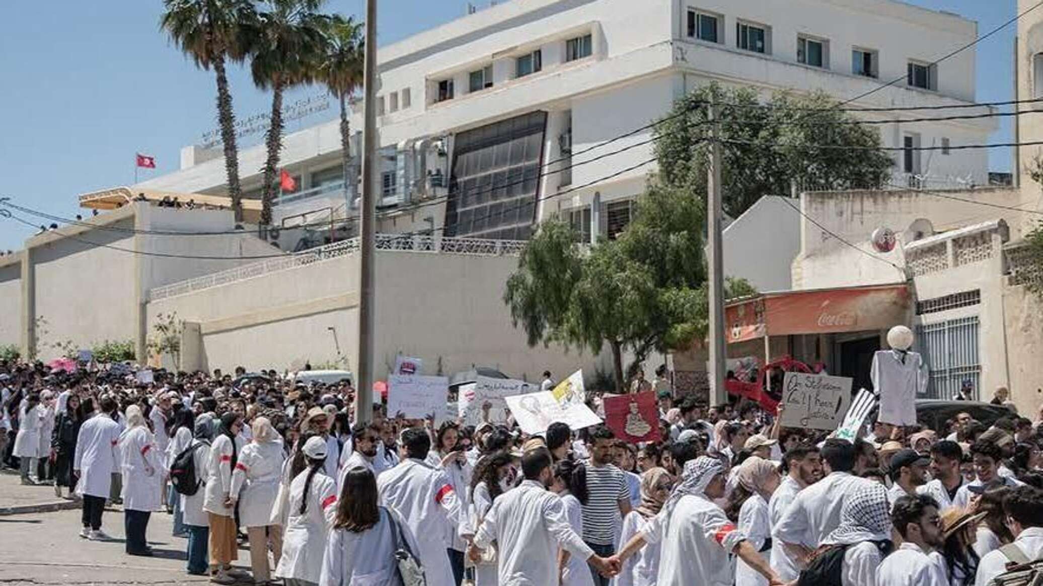 تونس.. "الأطباء الشبان" ينفذون إضرابا عن العمل لمدة 5 أيام