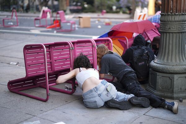 المتظاهرون يحتمون خلف الكراسي بالقرب من مركز الاحتجاز. - سبوتنيك عربي