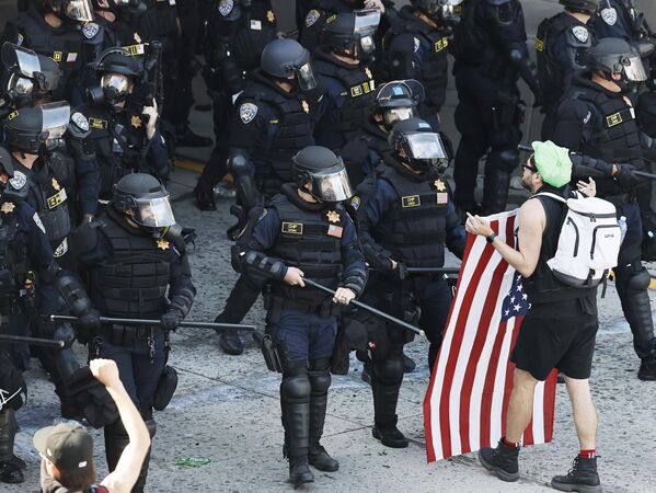  دورية الطرق السريعة في كاليفورنيا أثناء محاولة تفريق المتظاهرين الذين كانوا يقطعون الطريق السريع 101 في لوس أنجلوس. - سبوتنيك عربي