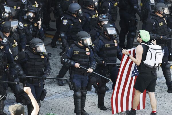  دورية الطرق السريعة في كاليفورنيا أثناء محاولة تفريق المتظاهرين الذين كانوا يقطعون الطريق السريع 101 في لوس أنجلوس. - سبوتنيك عربي