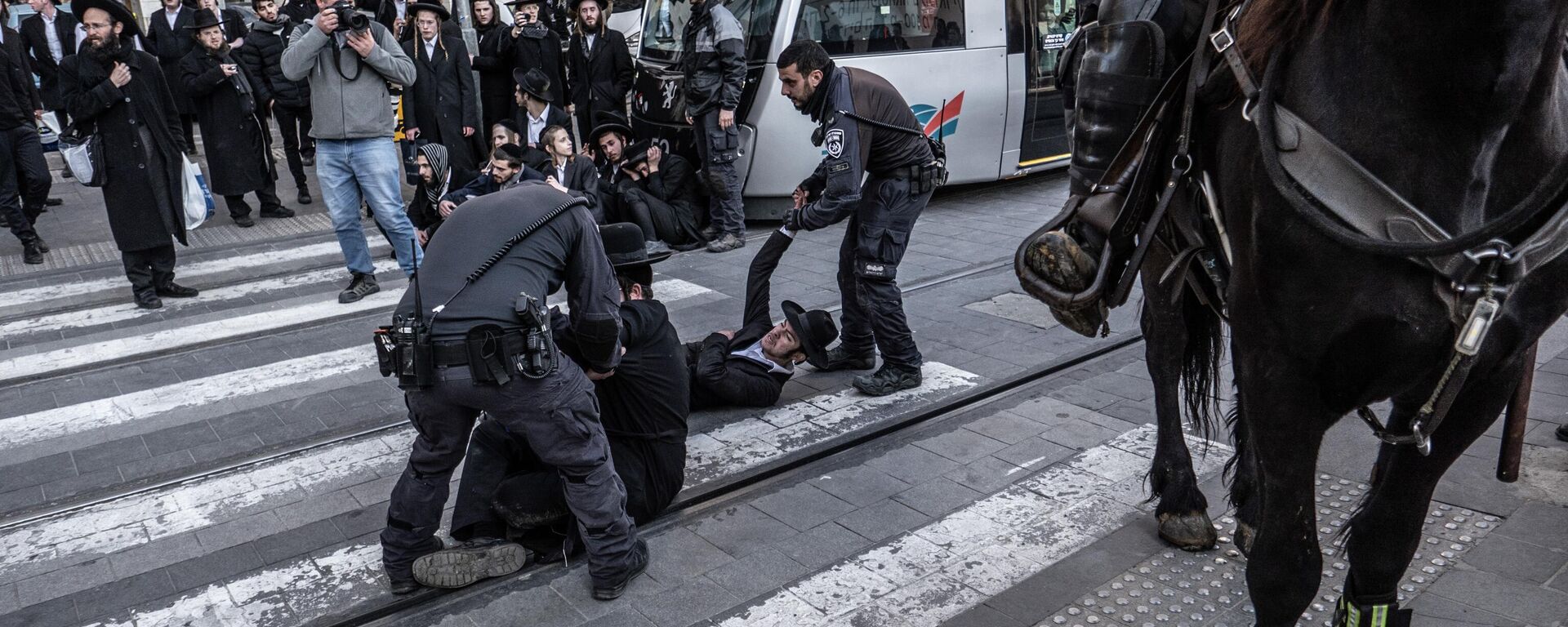 الشرطة الإسرائيلية تفرق متظاهرين يهود متشددين (حريديم) خلال مظاهرة ضد الخدمة العسكرية الإلزامية - سبوتنيك عربي, 1920, 10.06.2025