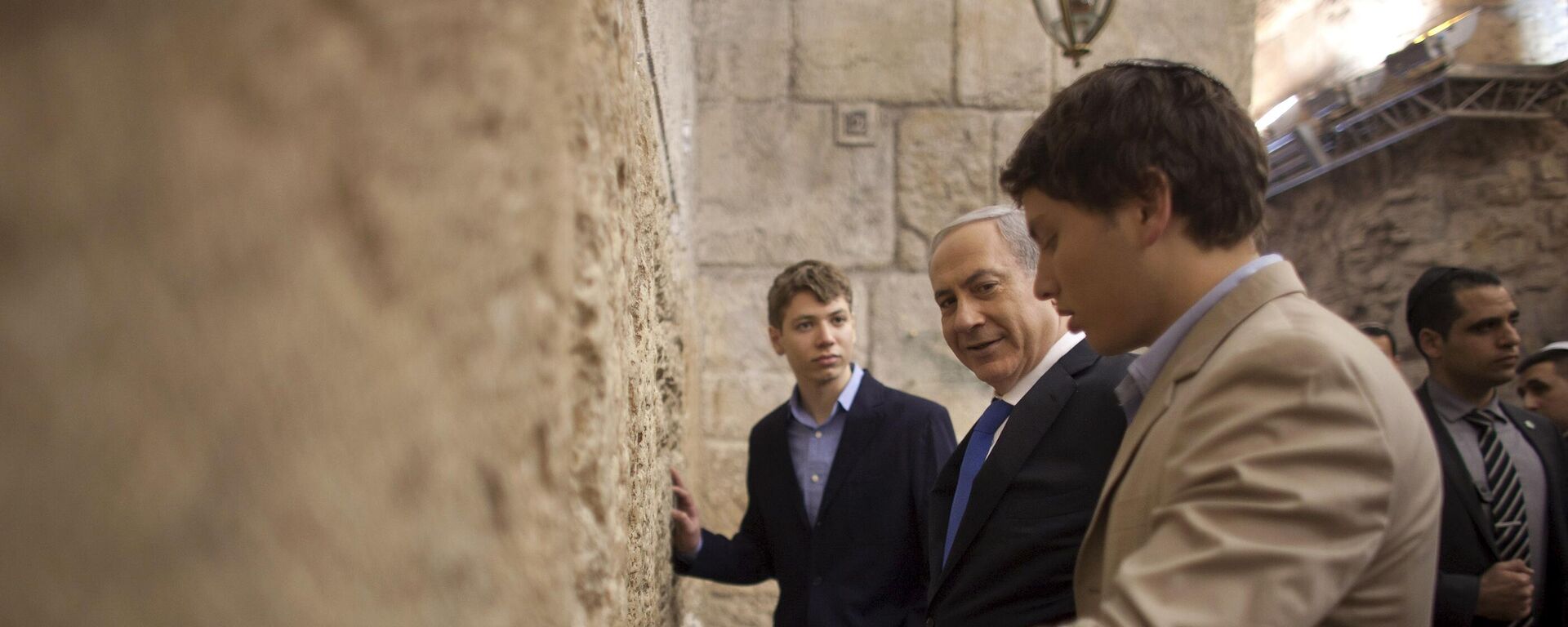 رئيس وزراء إسرائيل بنيامين نتنياهو مع أبنائه أفنير ويائير - سبوتنيك عربي, 1920, 15.08.2025