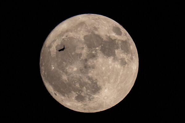 منظر للقمر المكتمل أثناء مرور طائرة ركاب في سماء إسطنبول، تركيا - سبوتنيك عربي