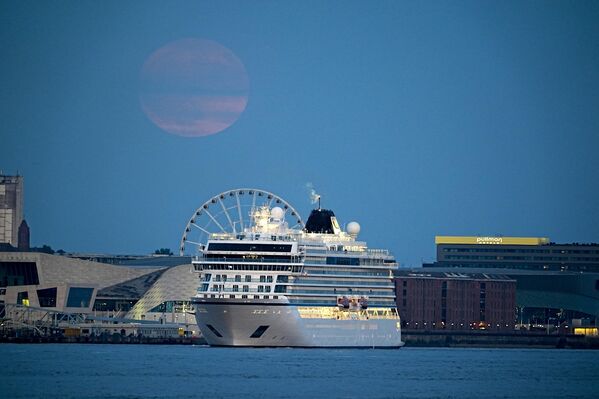 القمر المكتمل، المعروف أيضًا بـ&quot;قمر الفراولة&quot;، يسطع فوق ليفربول، إنجلترا - سبوتنيك عربي