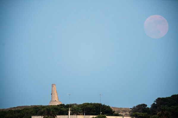 &quot;قمر الفراولة&quot; فوق برج &quot;سيربي&quot; في أوترانتو، إيطاليا - سبوتنيك عربي