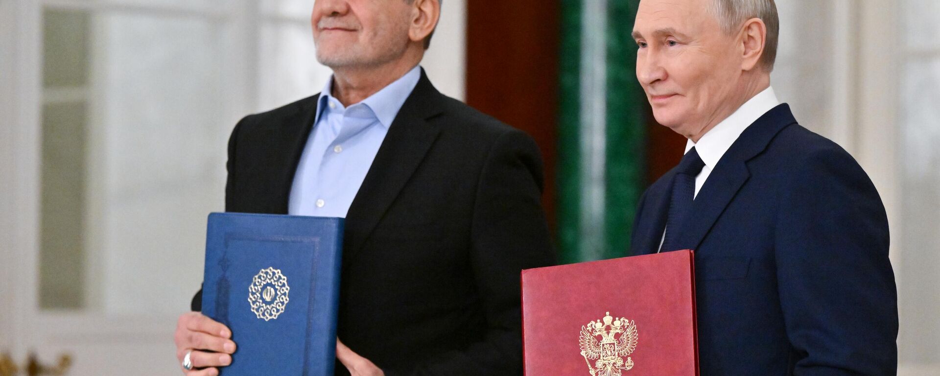 الرئيس الروسي فلاديمير بوتين والرئيس الإيراني مسعود بزشكيان خلال توقيع اتفاقية الشراكة الاستراتيجية الشاملة بين روسيا وإيران - سبوتنيك عربي, 1920, 11.06.2025