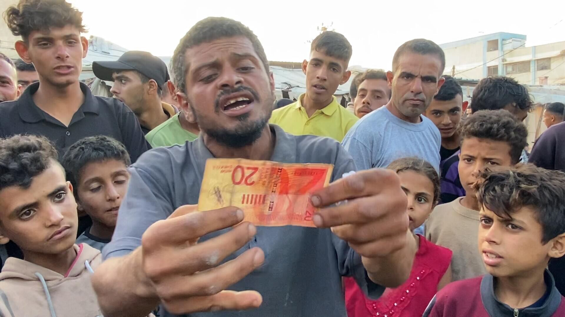 ترميم العملات المهترئة لتأمين لقمة العيش... مهنة أفرزتها الحرب على قطاع غزة - سبوتنيك عربي, 1920, 11.06.2025