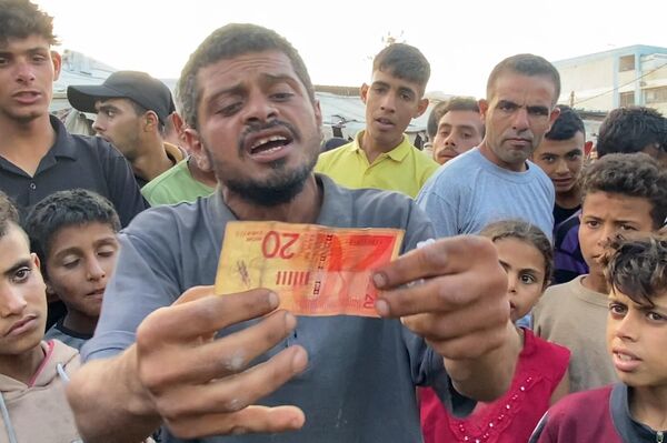 ترميم العملات المهترئة لتأمين لقمة العيش... مهنة أفرزتها الحرب على قطاع غزة - سبوتنيك عربي