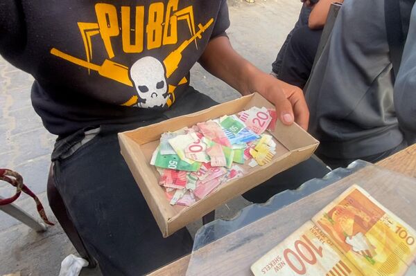 ترميم العملات المهترئة لتأمين لقمة العيش... مهنة أفرزتها الحرب على قطاع غزة - سبوتنيك عربي