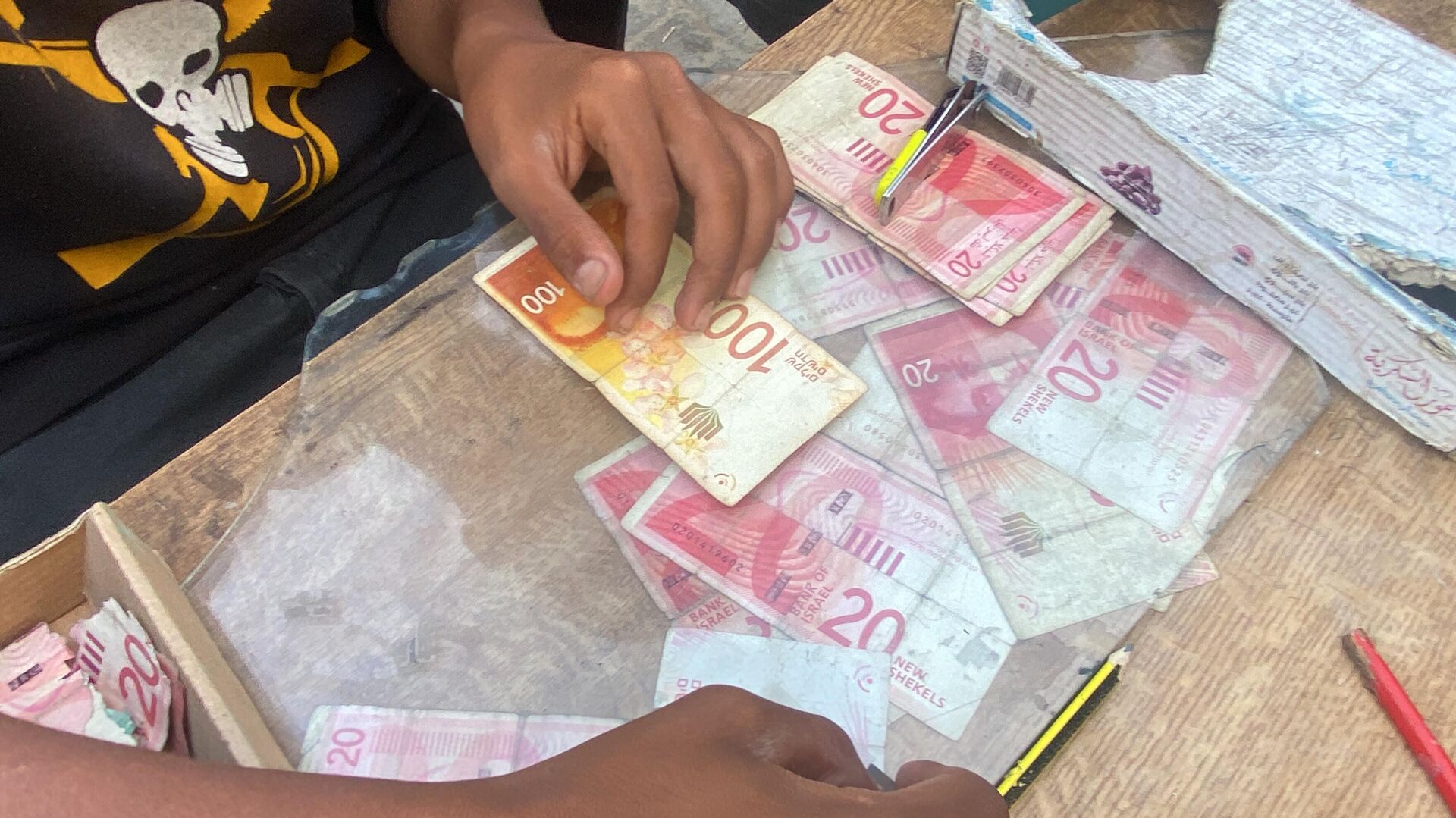 ترميم العملات المهترئة لتأمين لقمة العيش... مهنة أفرزتها الحرب على قطاع غزة - سبوتنيك عربي, 1920, 11.06.2025