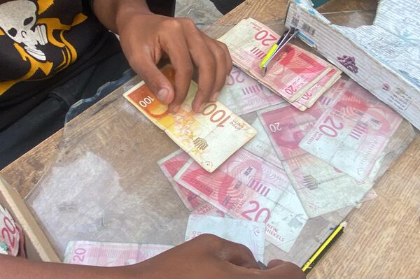 ترميم العملات المهترئة لتأمين لقمة العيش... مهنة أفرزتها الحرب على قطاع غزة - سبوتنيك عربي