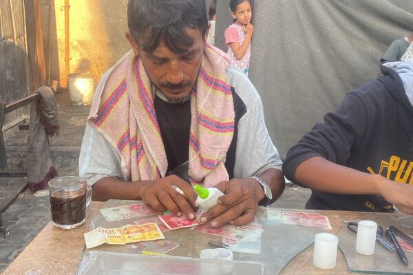 ترميم العملات المهترئة لتأمين لقمة العيش... مهنة أفرزتها الحرب على قطاع غزة - سبوتنيك عربي