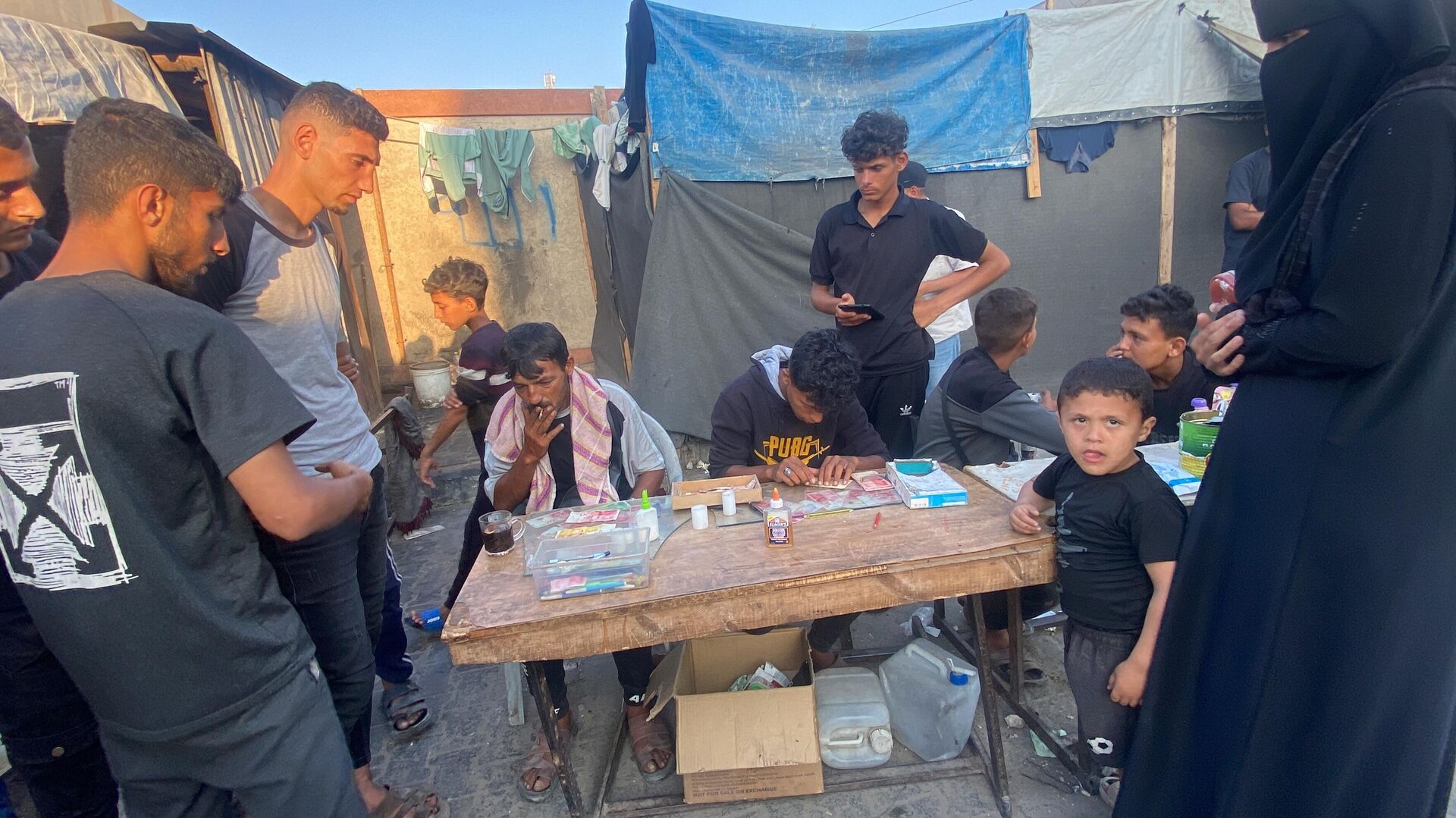 ترميم العملات المهترئة لتأمين لقمة العيش... مهنة أفرزتها الحرب على قطاع غزة - سبوتنيك عربي, 1920, 11.06.2025