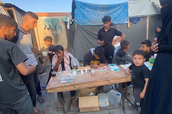 ترميم العملات المهترئة لتأمين لقمة العيش... مهنة أفرزتها الحرب على قطاع غزة - سبوتنيك عربي