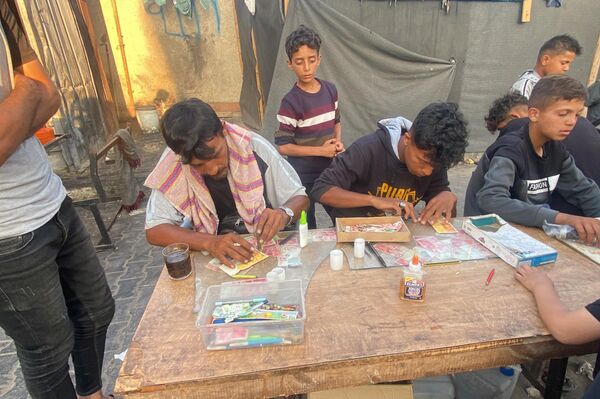 ترميم العملات المهترئة لتأمين لقمة العيش... مهنة أفرزتها الحرب على قطاع غزة - سبوتنيك عربي