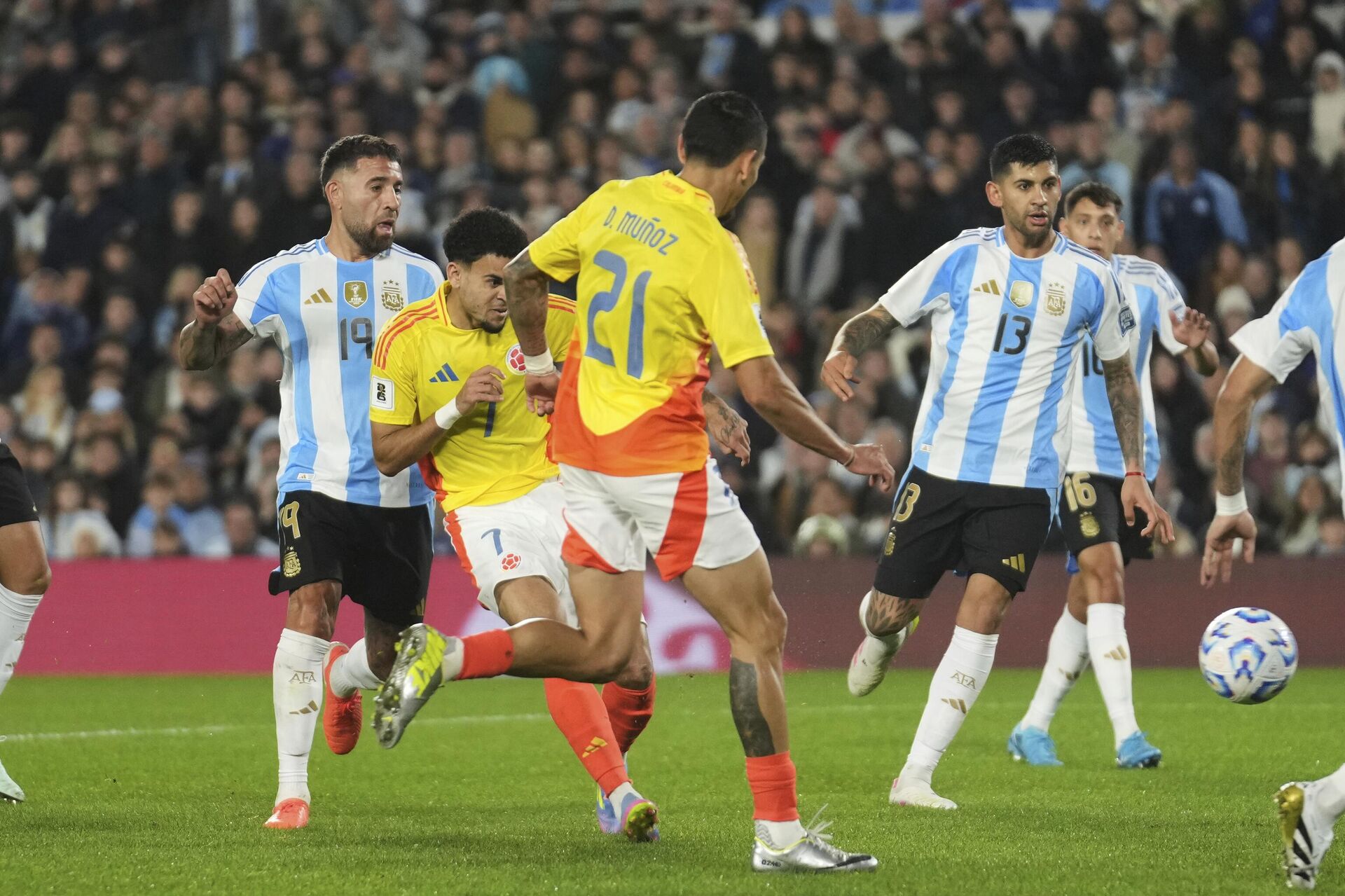نجم كرة القدم الكولومبي لويس دياز في مباراة بلاده أمام الأرجنتين ضمن تصفيات كأس العالم 2026 - سبوتنيك عربي, 1920, 11.06.2025