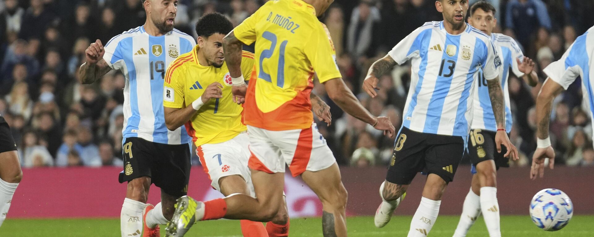 نجم كرة القدم الكولومبي لويس دياز في مباراة بلاده أمام الأرجنتين ضمن تصفيات كأس العالم 2026 نجم كرة القدم الكولومبي لويس دياز في مباراة بلاده أمام الأرجنتين ضمن تصفيات كأس العالم 2026 - سبوتنيك عربي, 1920, 22.05.2026