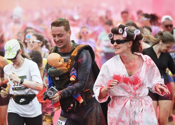 المشاركون في سباق الجري الملون في موسكو في روسيا. - سبوتنيك عربي