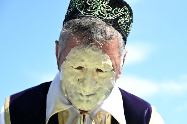 
استخراج عملة معدنية من دون استخدام اليدين من حوض مملوء باللبن الزبادي خلال الاحتفال السنوي بانتهاء أعمال الزراعة الربيعية سابانتوي في زيلينودولسك روسيا.
 - سبوتنيك عربي