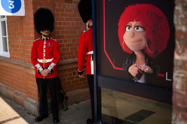  أعضاء حرس كولدستريم ينتظرون قطارهم العائد في محطة السكك الحديدية في بريطانيا  - سبوتنيك عربي