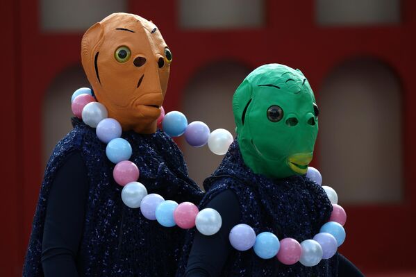 مسرحية "ميستيريوم" التي قدمها مسرح "كوميك ترست" في مهرجان "بوشكين فيست 2025"، المخصص لميلاد الأديب الروسي ألكسندر بوشكين، في حديقة "يوسوبوف" في سان بطرسبورغ. - سبوتنيك عربي