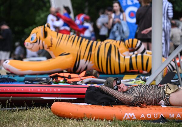 مشارك في سباق التجديف بالألواح الشراعية على الشاطئ في "سيريبرياني بور" في موسكو. - سبوتنيك عربي