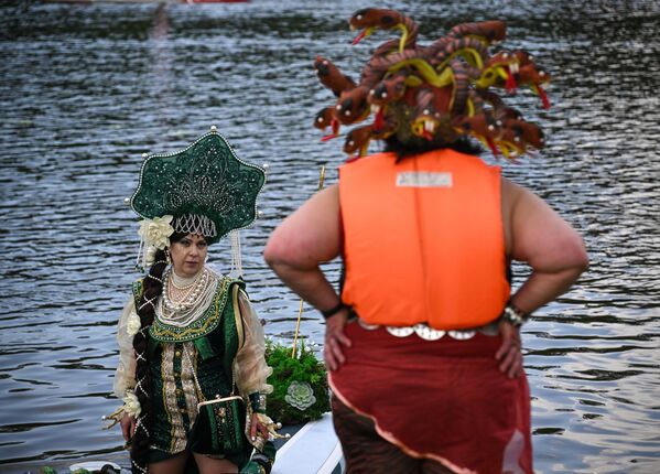 مشاركان في سباق التجديف بالألواح الشراعية على الشاطئ في "سيريبرياني بور" في موسكو. - سبوتنيك عربي