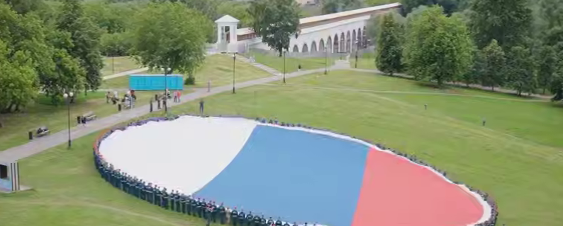 عشية يوم روسيا.. علم عملاق يرفرف وسط موسكو - سبوتنيك عربي, 1920, 11.06.2025