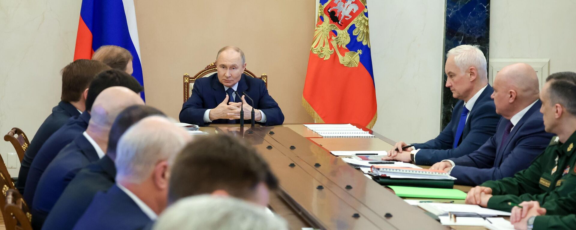 الرئيس الروسي فلاديمير بوتين خلال اجتماع حول برنامج التسلح الحكومي - سبوتنيك عربي, 1920, 16.08.2025