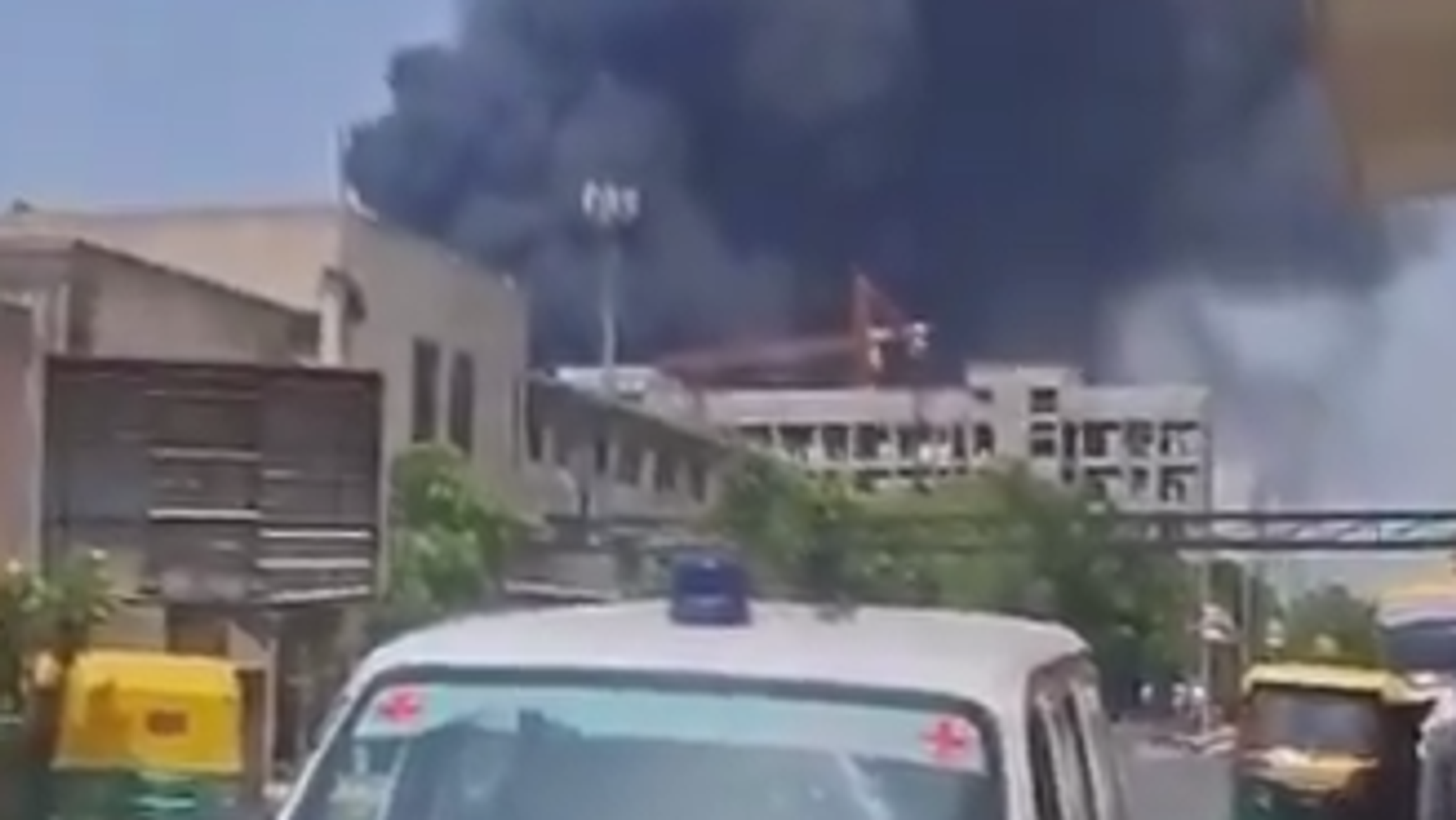 تحطم طائرة ركاب تابعة للخطوط الجوية الهندية في مدينة أحمد آباد غربي الهند... فيديو