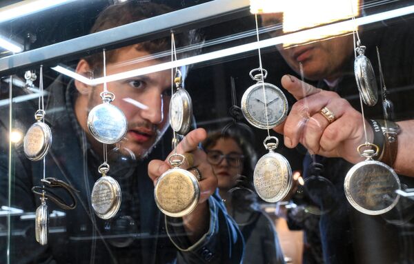 زائر يفحص ساعة جيب في معرض "الوقت لا ينتظر أحدًا"، في العاصمة الروسية موسكو - سبوتنيك عربي