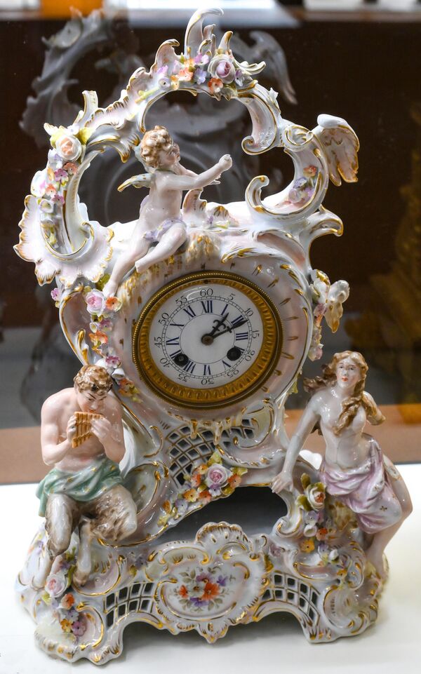 ساعة طاولة من البورسلان في معرض "الوقت لا ينتظر أحدًا"، في العاصمة الروسية موسكو - سبوتنيك عربي