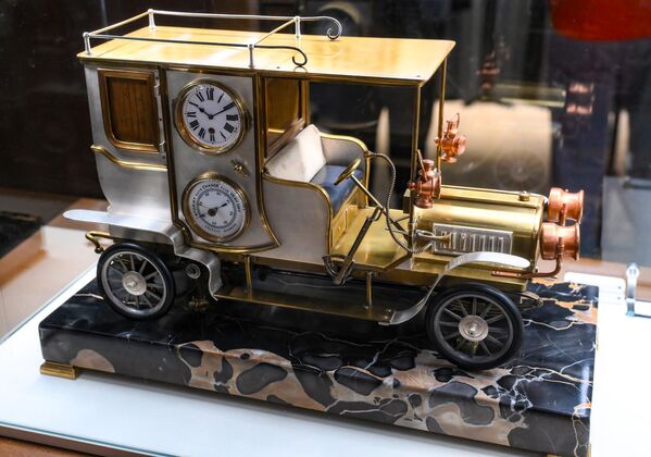 ساعة "سيارة" مزودة بمقياس ضغط جوي ومقياس حرارة في معرض "الوقت لا ينتظر أحدًا، في العاصمة الروسية موسكو - سبوتنيك عربي