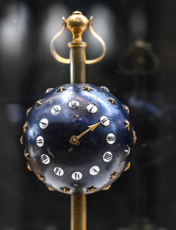 ساعة الطاولة والميكانيكية والجاذبية في معرض "الوقت لا ينتظر أحدًا"، في العاصمة الروسية موسكو - سبوتنيك عربي