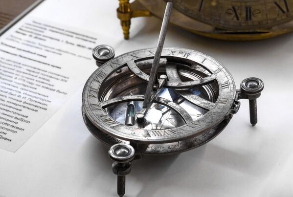 ساعة شمسية محمولة، عالمية، قابلة للإمالة في معرض "الوقت لا ينتظر أحدًا"، في العاصمة الروسية موسكو - سبوتنيك عربي