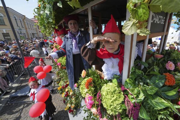 أطفال يرتدون زي منظمة &quot;رواد الشباب&quot;- وهي منظمة أطفال شيوعية من الحقبة السوفيتية، يشاركون في موكب احتفالي خلال احتفالات يوم روسيا في سانت بطرسبورغ، روسيا، الخميس 12 يونيو/حزيران 2025. - سبوتنيك عربي