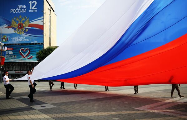 رفع العلم في الساحة الرئيسية للمدينة في يوم روسيا في كراسنودار. - سبوتنيك عربي