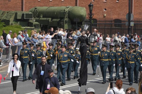 يمر موكب احتفالي أمام قاذفة الصواريخ الباليستية العابرة للقارات الروسية توبول إم المثبتة في متحف المدفعية خلال احتفالات يوم روسيا في سانت بطرسبورغ، روسيا، الخميس 12 يونيو/حزيران 2025. - سبوتنيك عربي