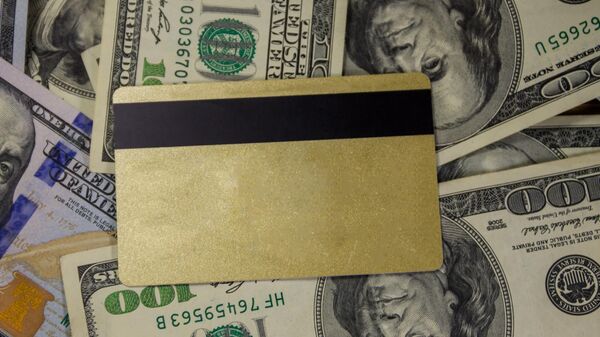 تصميم بطاقة ذهبية مع علم الولايات المتحدة الأمريكية في الخلفية. شراء الجنسية الأمريكية، الشراء، الهجرة، الخلفية. - سبوتنيك عربي